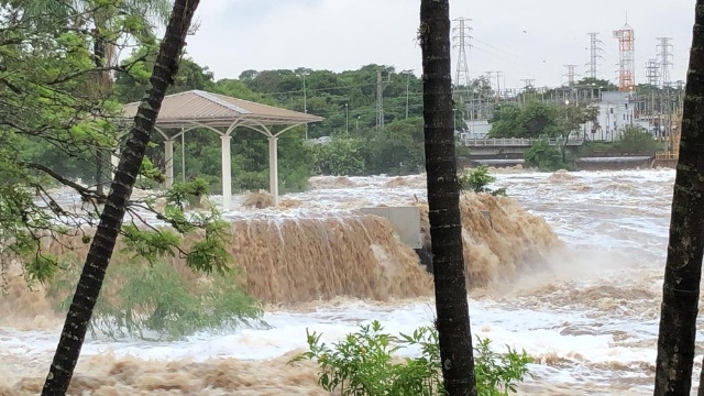 Nível do Rio Tietê continua subindo em Salto; veja antes e depois