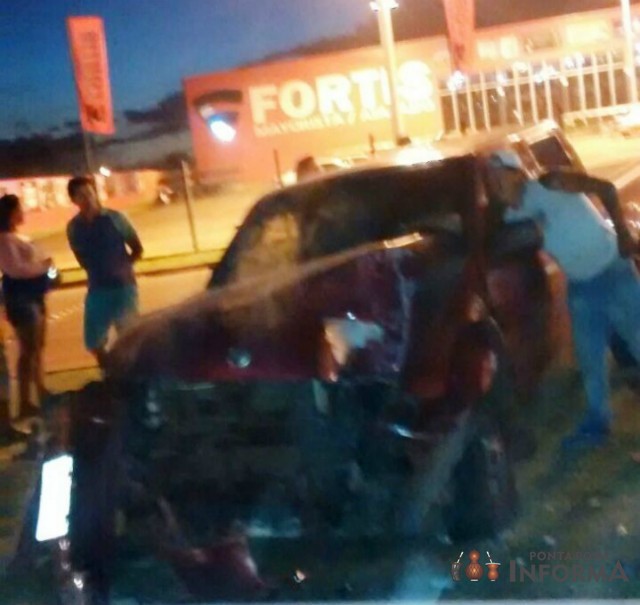 Violento acidente envolve dois veículos no trevo da saída para Antônio João