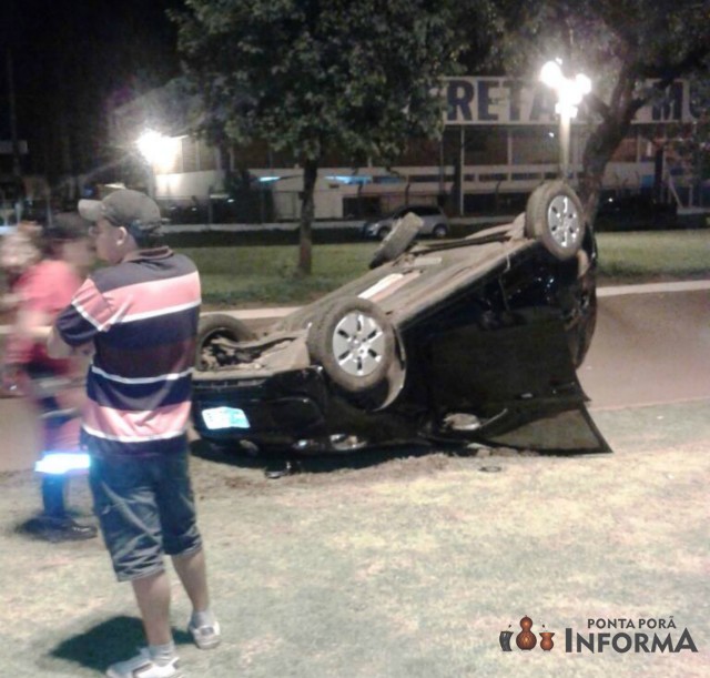 Violento acidente envolve dois veículos no trevo da saída para Antônio João