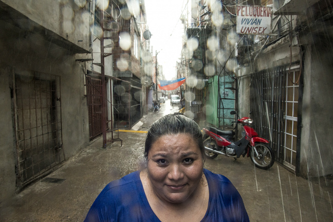 A imigrante boliviana, Vanesa Valderrama, da Villa 31, uma das maiores e mais antigas favelas de Buenos Aires (Foto: Sergio Goya/Agência Pública)