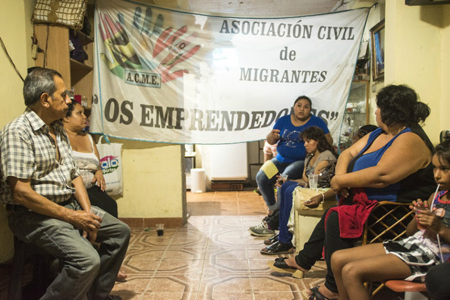 Reunião de integrantes da Asociación Civil de Migrantes Los Emprendedores na Villa 31 (Foto: Sergio Goya/Agência Pública)
