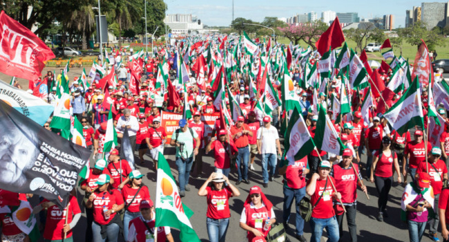 Manifestantes seguem pela Esplanada dos Ministérios.Foto: Lula Marques/Agência PT