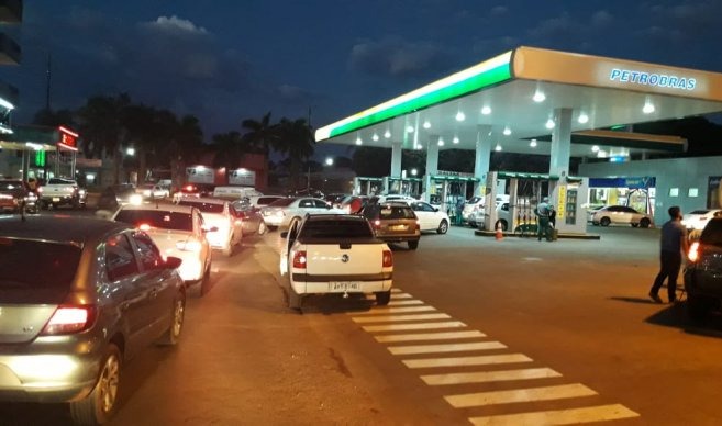 Automovilistas brasileños forman fila para cargar combustible en Pedro Juan Caballero. Foto: Marciano Candia