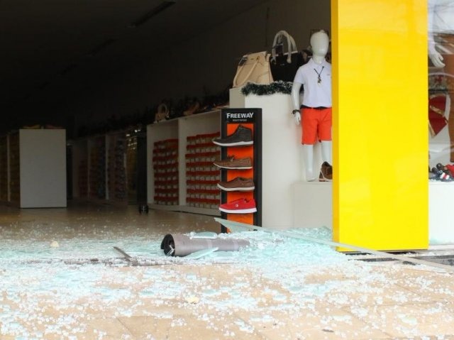 Porta de vidro de loja de roupas e calçados no cruzamento das ruas Marechal Cândido Mariano Rondon com a 14 de Julho (Foto: André Bittar).