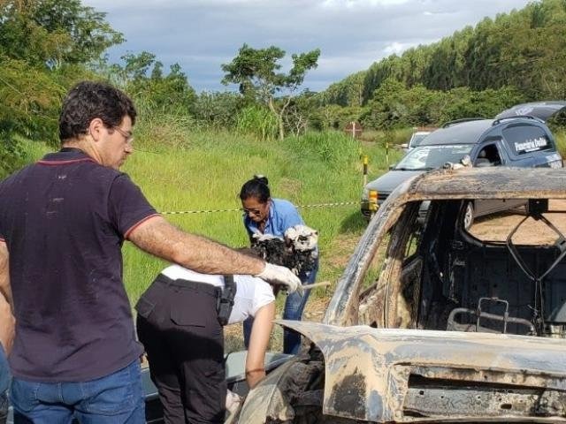 Peritos retiram corpo carbonizado de dentro de veículo após incêndio (Foto: Ricardo Ojeda/Perfil News)