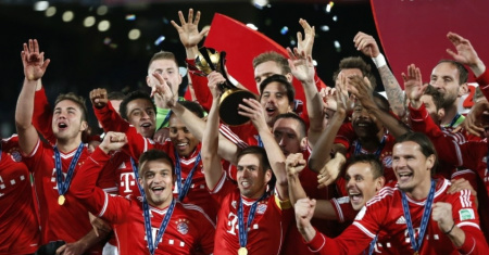  Jogadores do Bayern de Munique levantam a taça do Mundial de Clubes após vitória sobre o Raja Casablanca.Photo/Matthias Schrader