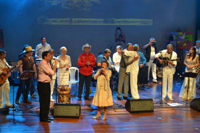 Delinha levantou o público em seleção de música fronteiriça (Foto: Naiane Mesquita)