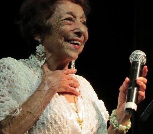 Delinha, aos 84 anos, faz nesta sexta-feira sua primeira apresentação pela internet — Foto: Delinha/Arquivo Pessoal