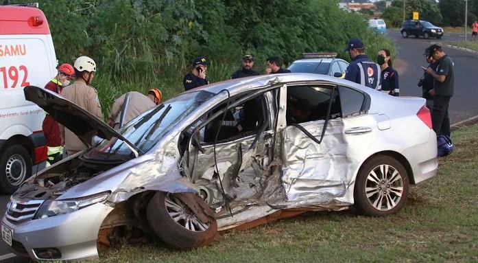 Carro ficou destruído após colisão em poste de iluminação (Foto: Marcos Maluf) 