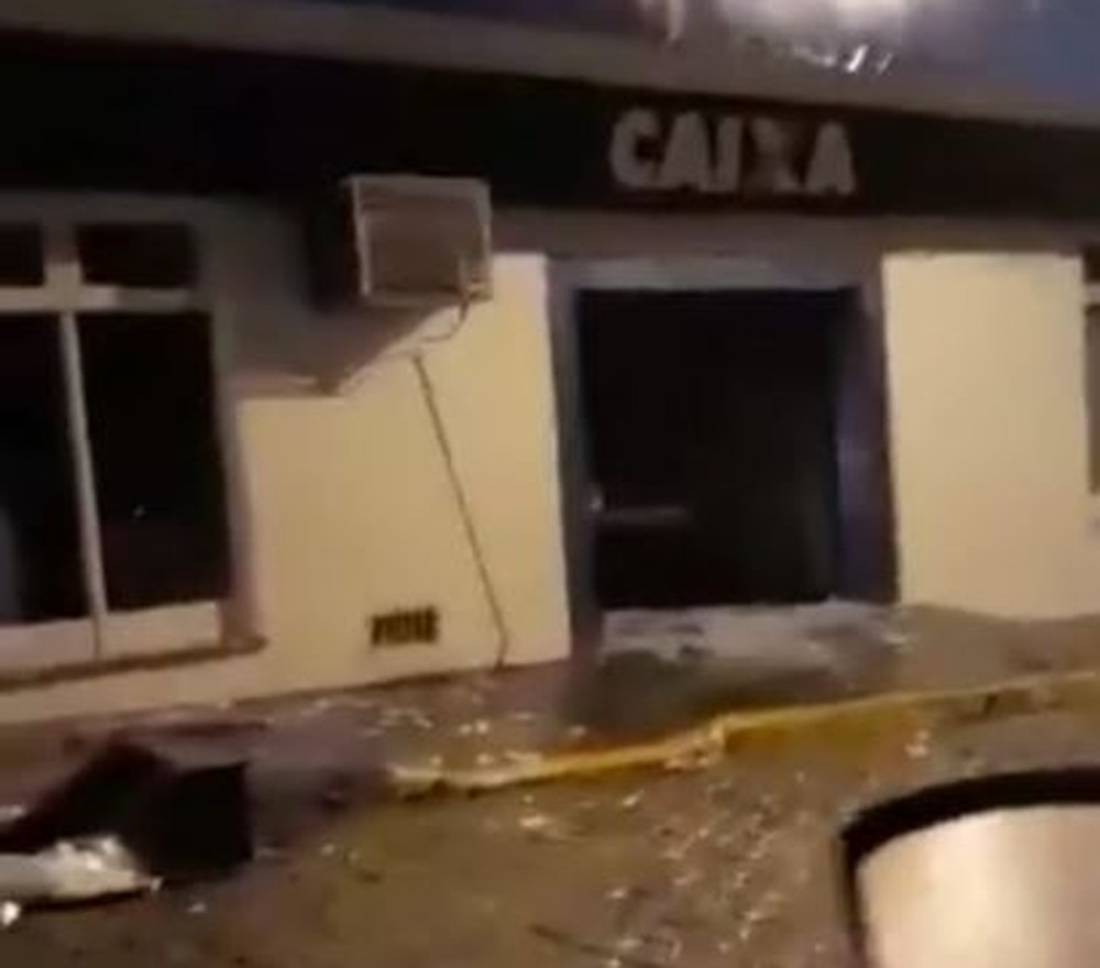 Agência bancária foi atacada com explosivos em Canguçu — Foto: Imagens cedidas pela polícia