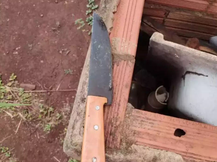 Em Ponta Porã, assassino tenta enganar polícia, mas é preso por matar homem a facadas na cabeça Faca utilizada no crime foi encontrada no quintal de residência. (Foto: Divulgação/Polícia Civil) - CREDITO: CAMPO GRANDE NEWS