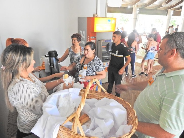 La Itaipú recibió con chipas y cocido a los turistas. Foto: Gentileza.