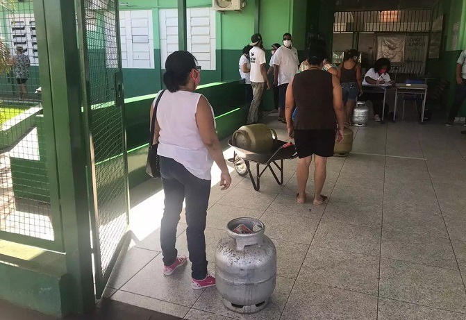 No Tijuca, distribuição de gás  foi feita em escola estadual (Foto: Divulgação/Cufa)