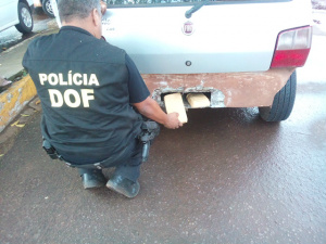 Momento em que os policiais do DOF entregavam a droga apreendida na Policia Federal.Fotos: Tião Prado