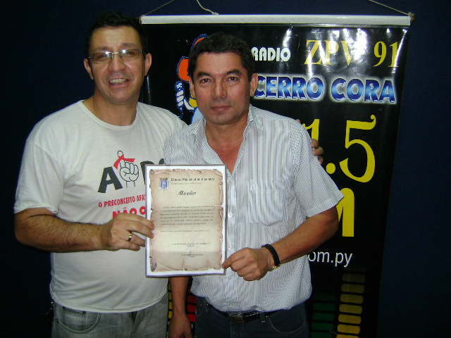 Jornalista Tião Prado e o senhor Antonlin Cantalupe diretor da emissora.Foto: Gustavo Cantalupe
