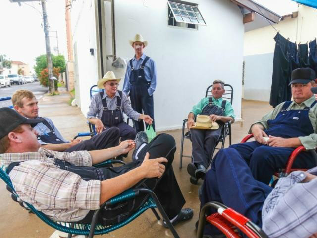 Roda de tereré na garagem de casa reúne os homens menonitas. (Foto: Fernando Antunes)