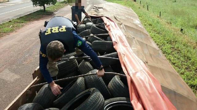 Pneus contrabandeados do Paraguai iriam para SP (Foto: PRF/Divulgação).