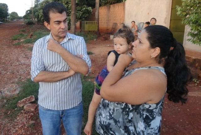 Marçal conversa com moradora do Jóquei Clube.