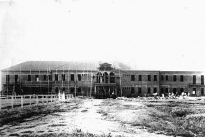 Fonte imagens da web divulgação. Nesta foto: Construção do Pavilhão de comando do 11º RC 1941.Em 1919 é criado em Ponta Porã o 11º RC (Regimento de Cavalaria) e instalado no ano seguinte, sendo seu primeiro Comandante o Capitão Hipólito Paes Campos.