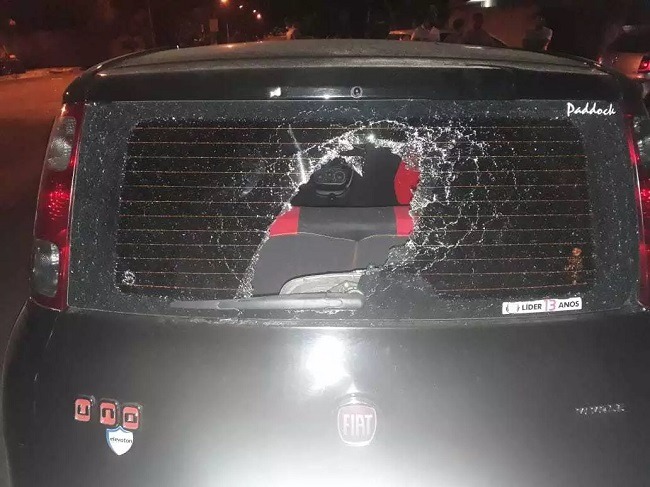 Carro da vítima foi destruído durante confusão (Foto: Direto das Ruas) 
