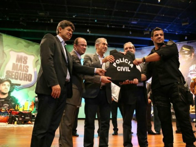 “Paciência tem limite”, diz Reinaldo ao cobrar União por apoio na fronteira Governo entregou veículos, armas, coletes e equipamentos na manhã de hoje (21). (Foto: Fernando Antunes