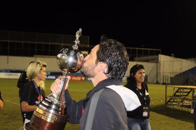 Técnico Arthur Elias beija a taça (Foto: Corinthians)