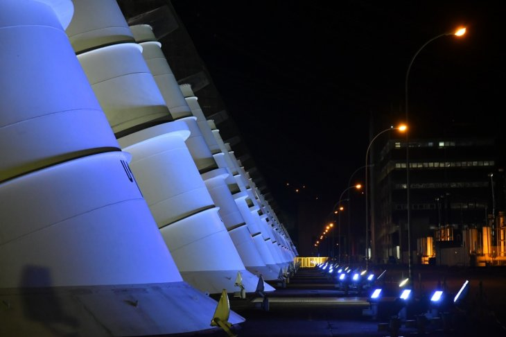 En el marco de la campaña de prevención Noviembre Azul, Itaipú Binacional iluminará la represa con el color azul.Foto: Gentileza.