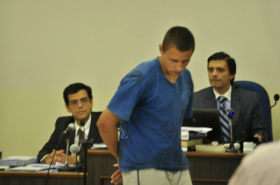 Marcos Chaves chega ao Fórum de Itaporã para ser julgado por triplo assassinato (Foto: Eliel Oliveira)