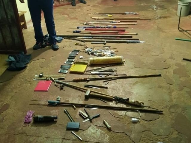 Armas cortantes produzidas pelos presos dentro da penitenciária. (Foto: Porã News)