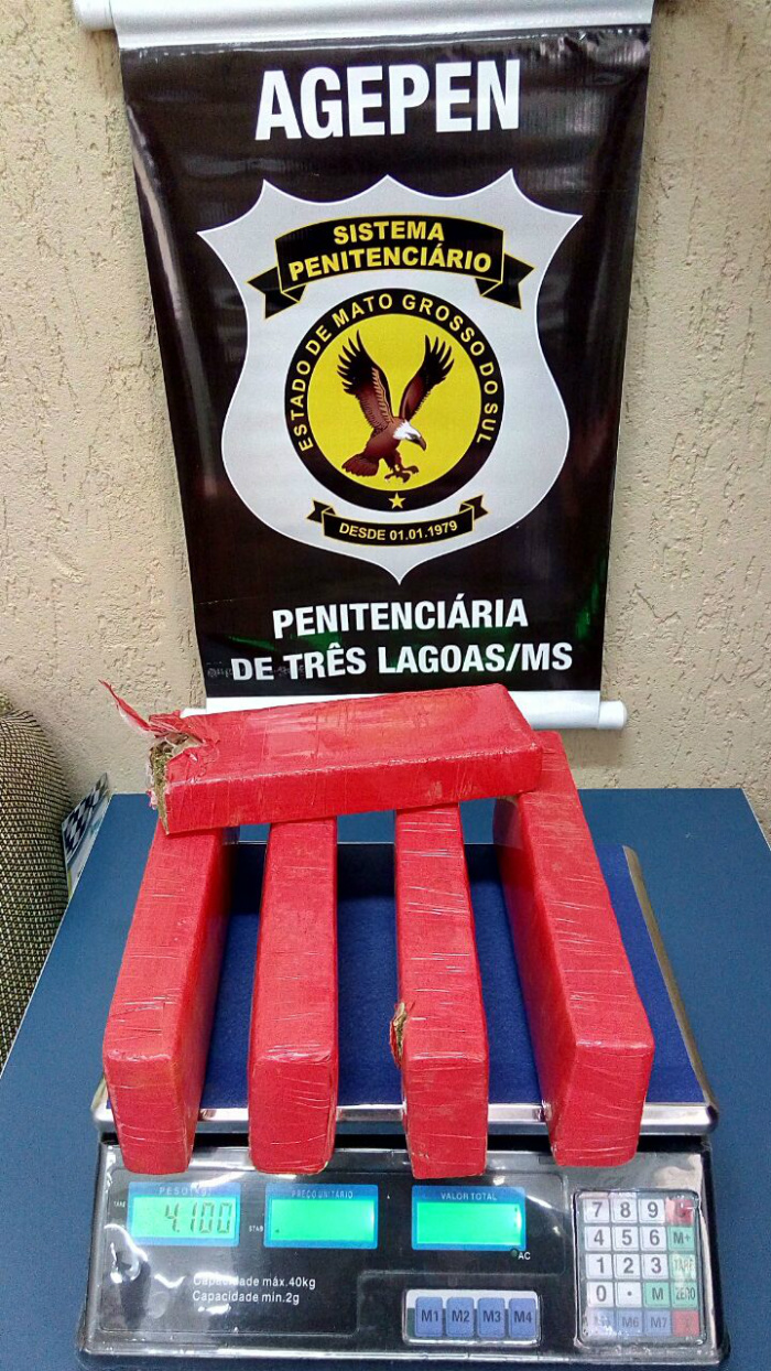 Agentes penitenciários interceptam tabletes de droga arremessados pelo muro da Penitenciária de Três Lagoas