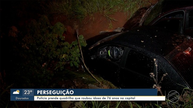 Bandidos caíram em buraco com carros roubados — Foto: Reprodução/TV Morena