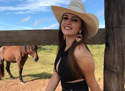 Modelo country Laila Frizon viraliza nas redes sociais