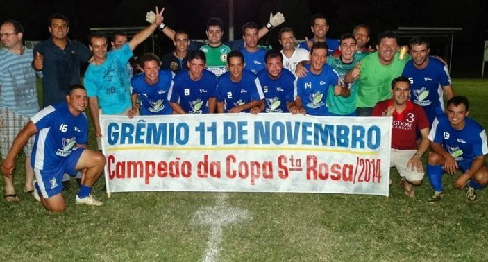 A equipe do Grêmio Recreativo 11 de Novembro, de Amambai, campeão da Copa Santa Rosa de Suíço 2014. (Fotos: Vilson Nascimento)