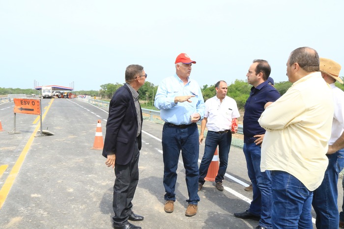 Ministro de Obras Públicas do Paraguai detalha obra ao lado do prefeito Derlei Delevatti e Lúcio Lagemann (Semagro)