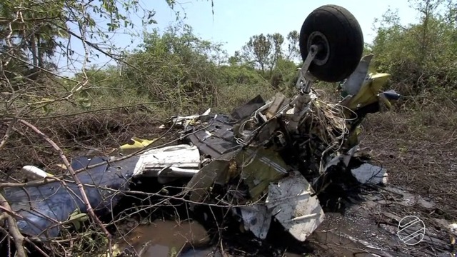 Restos do avião bimotor que caiu na fazenda Novo Horizonte, em Miranda (MS), em setembro de 2016 (Foto: Reprodução/TV Morena).