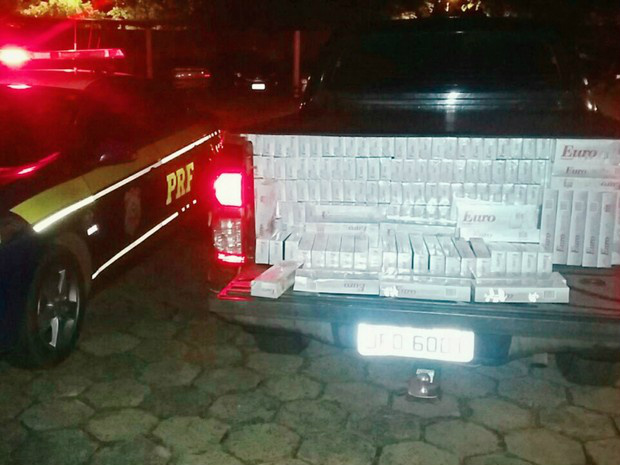 Camionete apreendida pela Polícia Rodoviária Federal por contrabando de cigarro. (Foto: PRF/Divulgação)