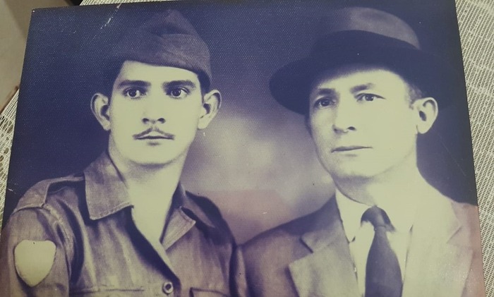 Moacir Aleixo com uniforme ao lado do pai, Germano Aleixo. — Foto: Divulgação/Arquivo pessoal