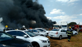 O fogo começou em um carro da Polícia Rodoviária Federal estacionado no local, informou o Corpo de BombeirosDivulgação/Corpo de Bombeiros de Goiás