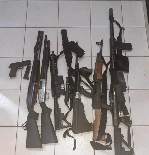Armas apreendidas na mata de uma fazenda da área rural entre a Aral Moreira e Coronel Sapucaia (Foto: Direto das Ruas