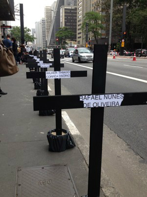 Cruzes na Avenida Paulista simbolizam vítimas(Foto: Carolina Dantas/ G1)