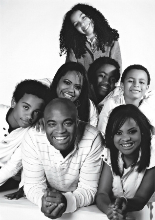 Foto: Arquivo PessoalEm sentido horário: Anderson, Gabriel, a esposa, Dayane, Kauana, Kalyl, João e Kaory