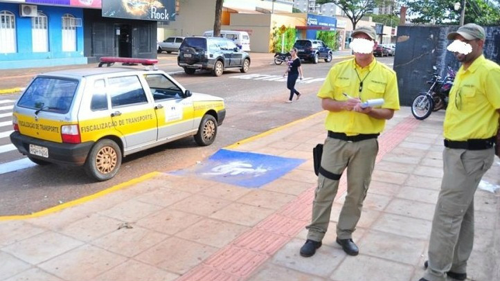 Em 2014 o repórter fotográfico Eliel Oliveira flagrou um veículo oficial estacionado sobre a faixa se pedestres e bloqueando uma rampa de acesso para cadeirantes