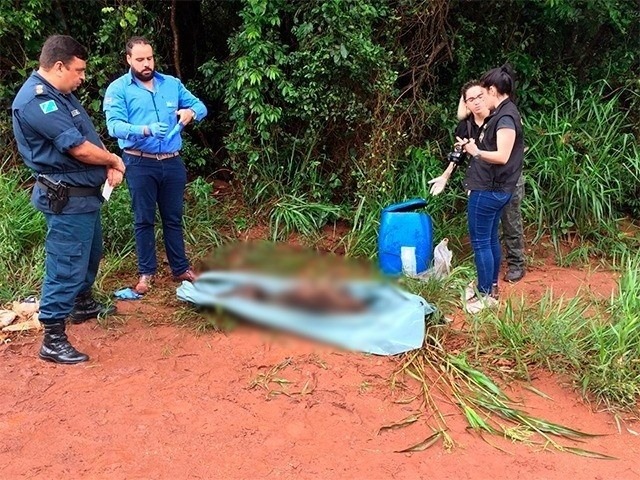 Policiais no local onde os restos mortais do garoto foram encontrados. (Foto: Porã News)