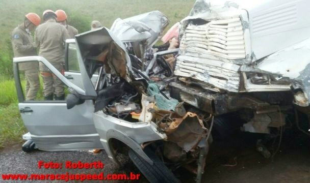Carro ficou destruído em acidente - Foto: Robertinho / Maracaju Speed