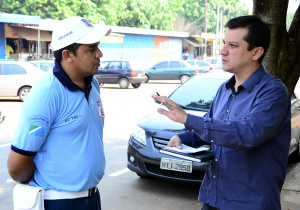Secretário municipal de Comunicação, Ricardo Zacarias, conversando com agente de trânsito, Vaes