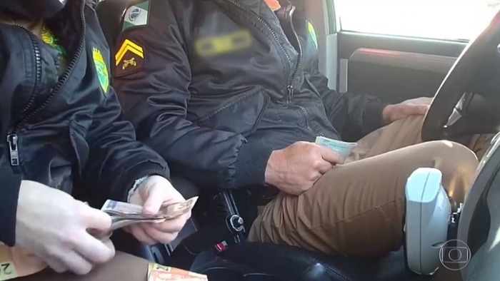 Policiais rodoviários estaduais são flagrados recebendo dinheiro de motoristas no Paraná