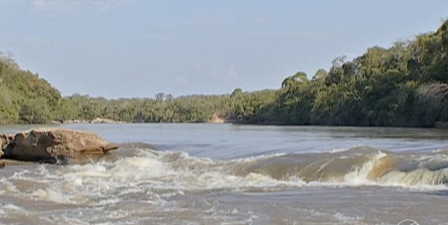 Bombeiros procuram por jovem de 23 anos que desapareceu no rio Taquari, em Coxim. — Foto: Reprodução/TV Morena