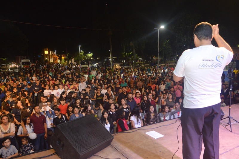 Pastor Isaías Fagundes, presidente do Copea falando com as centenas de pessoas que se fizeram presentes / Foto: Moreira Produções