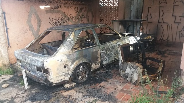 Carro e casa destruídos por incêndio em MS — Foto: Osvaldo Nóbrega/TV Morena