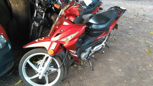 Motocicleta da vítima foi encontrada em posto de combustíveis — Foto: Osvaldo Nóbrega/ TV Morena